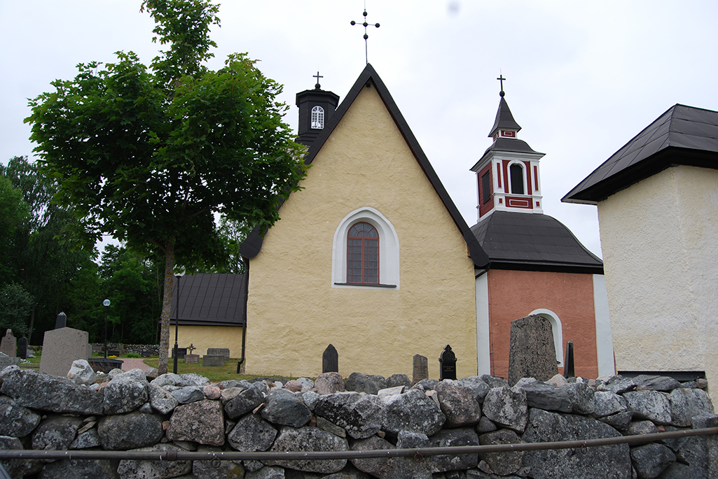 Foto på Vallby kyrka. 