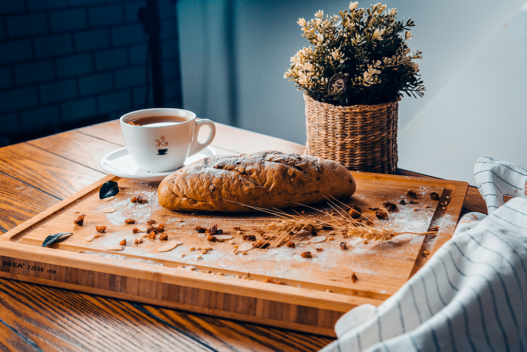 Foto på ett bord dukat med bröd och kaffe. 