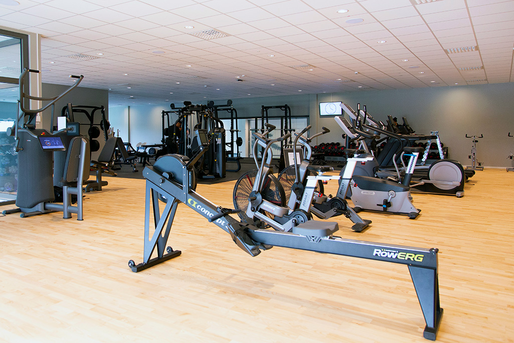 Bild på gymmet som visar olika träningsmaskiner.