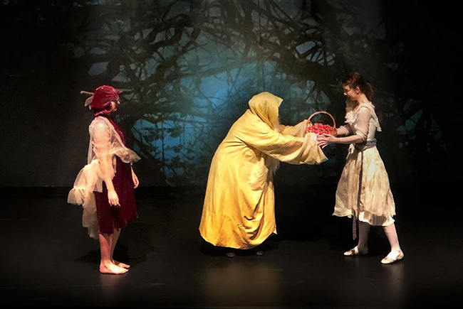 Bild på tre skådespelare på scen från föreställningen Månaderna.