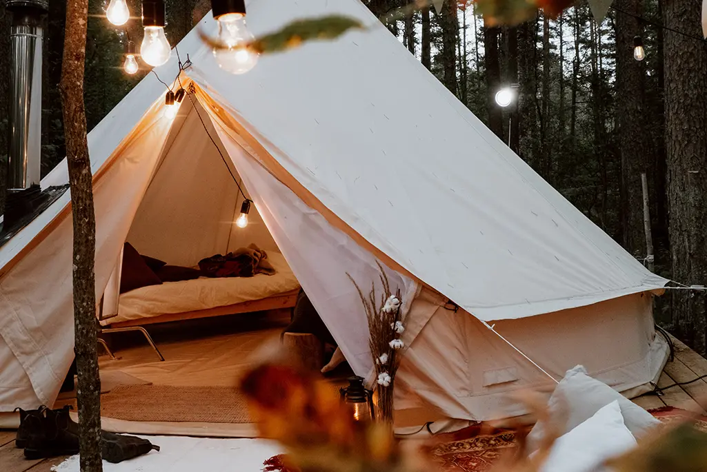 Foto på ett glampingtält. Ett tält som är inrett på ett glamoröst sätt.