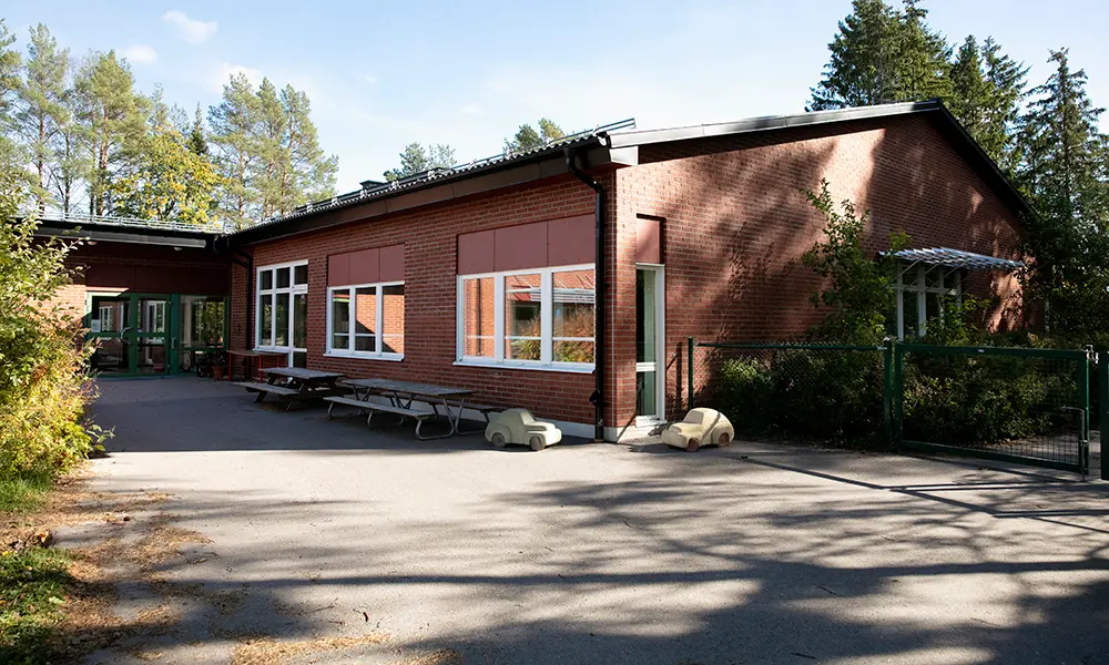 Foto på Lillkyrka förskola. En envåningsbyggnad av tegel. 